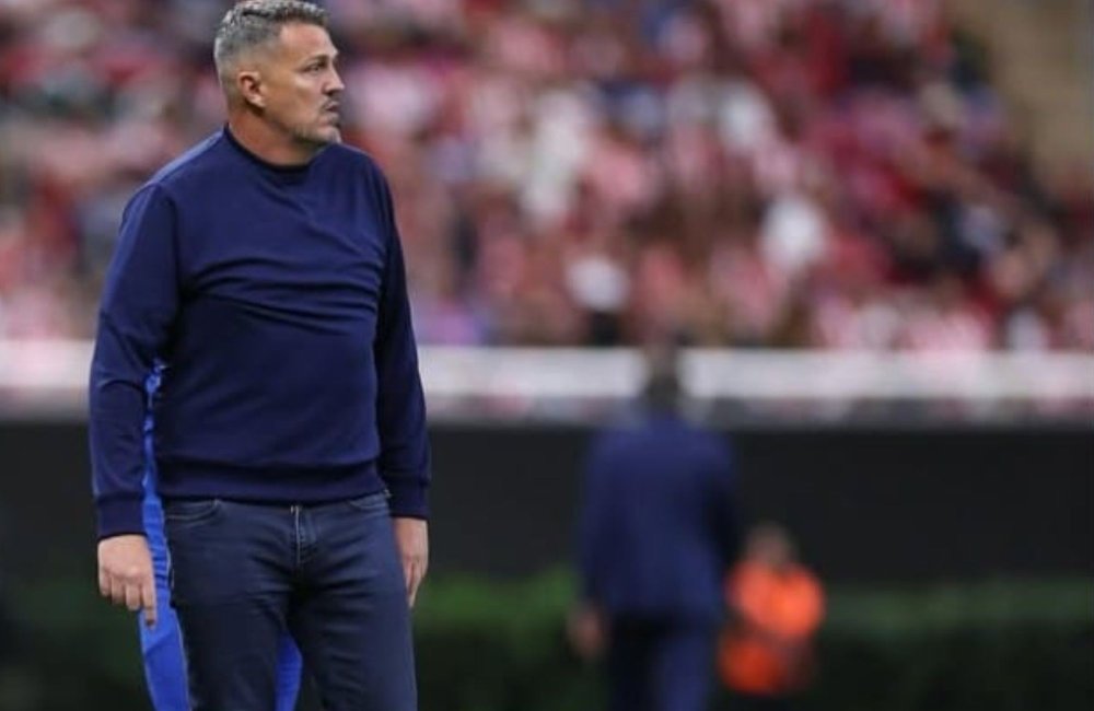 Rentetan Hasil Buruk Ajax Berujung Pergantian Pelatih, Oscar Garcia Ambil Alih Tim