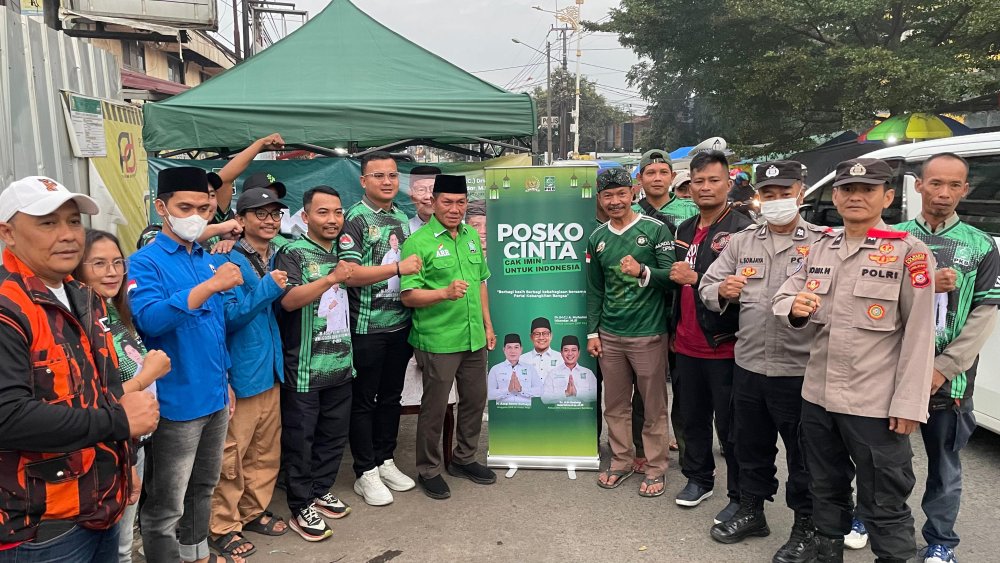 Kolaborasi Kebaikan: Sinergitas KNPI Bersama DPR RI Bagikan Takjil di Alun-alun Ciparay