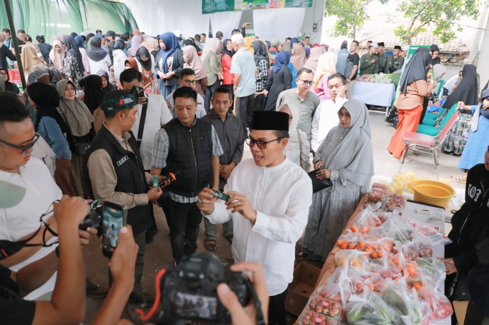Kang DS Gelar Gerakan Pangan Murah dan Santuni 1.063 Anak Yatim di Sapan Desa Tegalluar