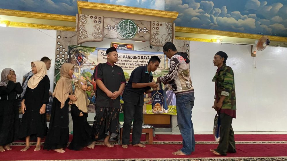 YBM PLN dan Scooterist Bandung Raya Santuni Anak Yatim di Masjid Al-Huda Jelekong