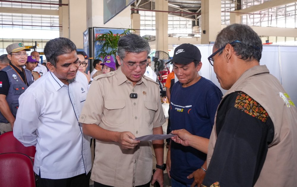 Menaker Tinjau Posko K3 Mudik di Pulo Gebang, Pastikan Awak Angkutan Sehat