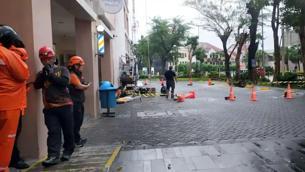 Badai Sore Surabaya Berujung Maut, Pekerja Gondola Tewas di Dinding Tinggi Apartemen Ascott