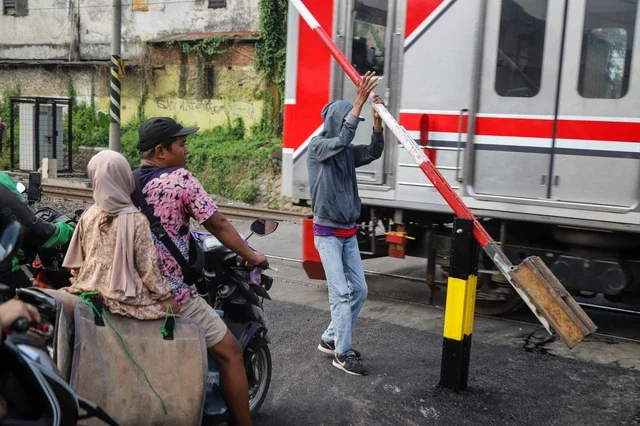 Di Balik Rel, Warga Menanti Perlintasan Lebih Aman