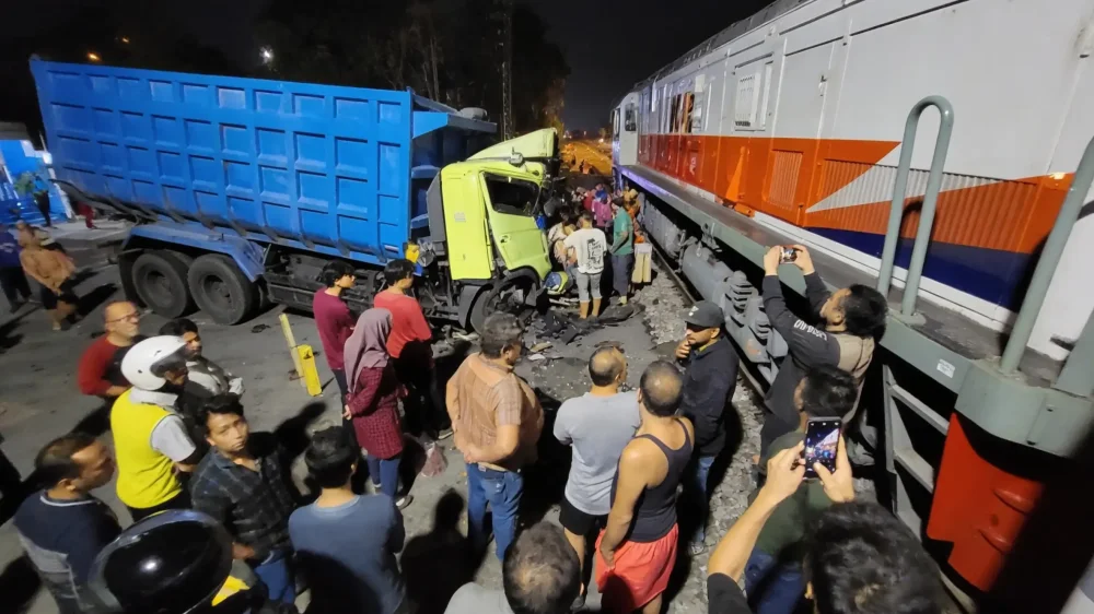 Korban Tewas Kecelakaan KA di Bekasi Timur Bertambah Jadi 16 Orang
