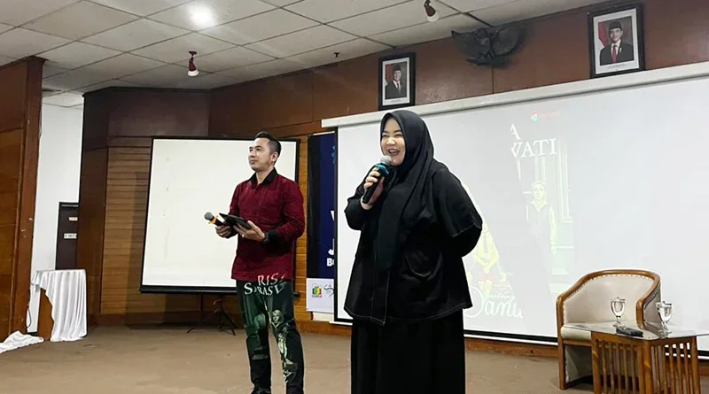 Risa Saraswati â€˜Bongkarâ€™ Bandung di Panggung Literasi, Disarpus Bikin Geger Jabar Book Fair!