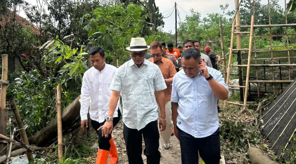 Bupati Bandung Tinjau Dampak Angin Kencang di Bojongsari, Sejumlah Rumah Rusak