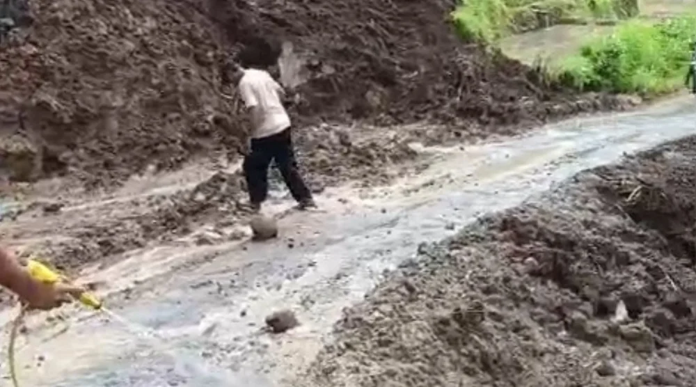Evakuasi Tanah Longsor yang Menimbun Jalan di Cianaga Sukabumi Tuntas
