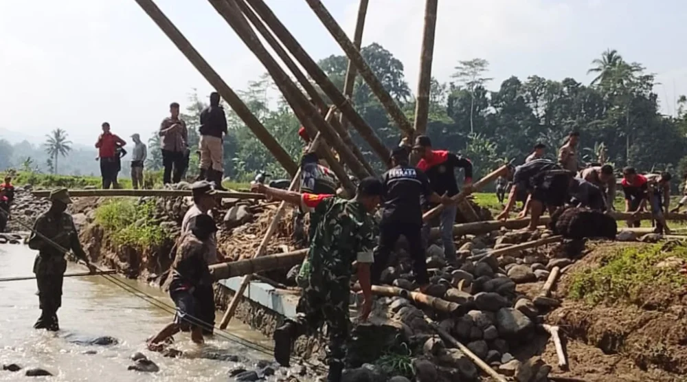 Jembatan Darurat Dibangun, Upaya Memulihkan Terputusnya Akses Desa Bojongsari Sukabumi