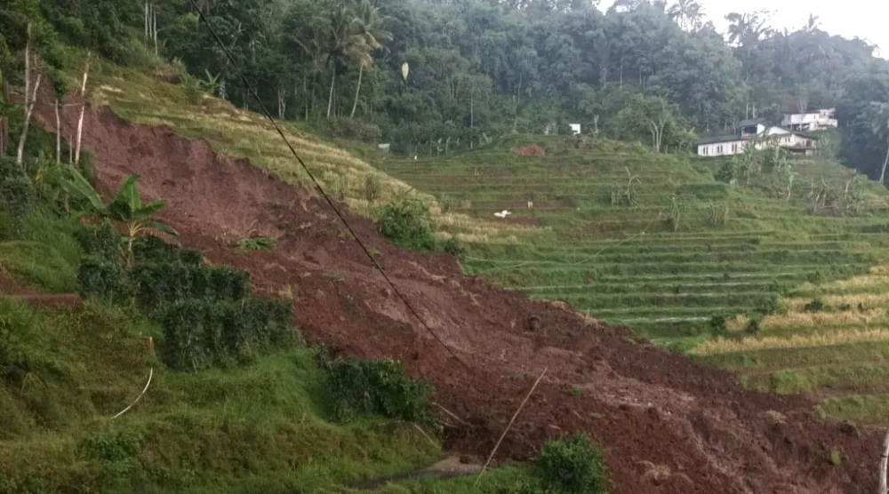 Alat Berat Dikerahkan Tangani Longsor Timbun Jalan Cianaga Sukabumi