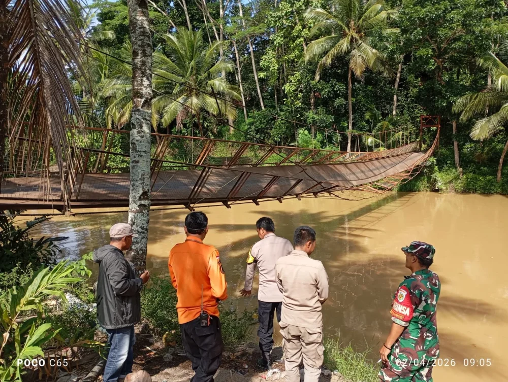 Lima Warga Jatuh ke Sungai Cibugel Sukabumi Akibat Seling Jembatan Putus