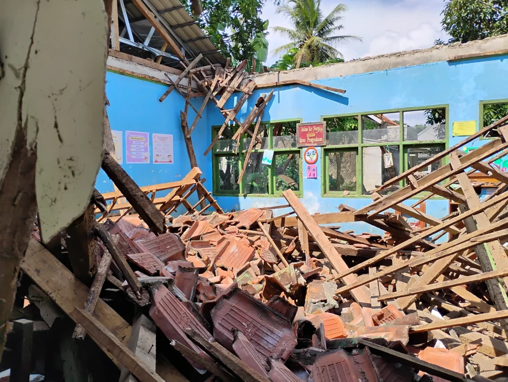 Lapuk Dimakan Usia, Atap Ruang Kelas SD di Sukabumi Roboh