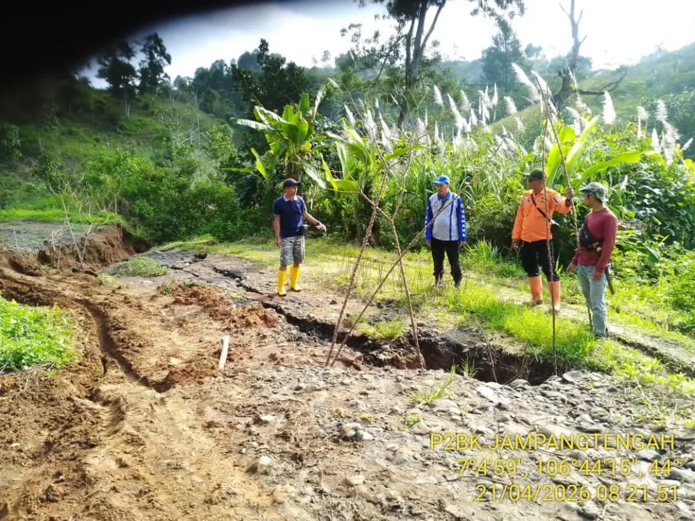 Pergerakan Tanah Putus Jalan di Jampangtengah Sukabumi