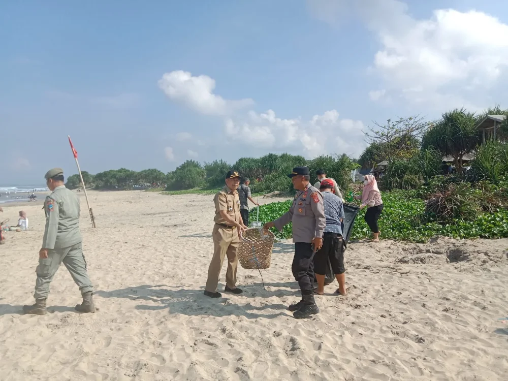 Polisi dan Warga Bersihkan Pantai Karangpapak Pasca Lebaran