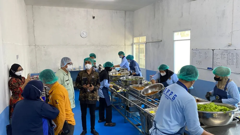 Camat Mamet Slamet dan Tim Dinas Kesehatan Monitoring SPPG dan Dapur MBG Kutawaringin