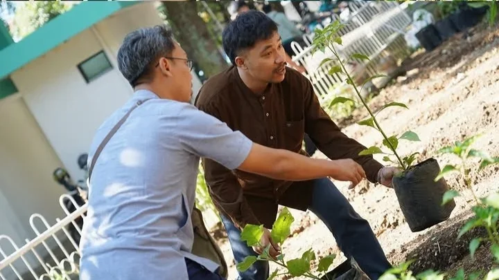 Jumat Hijau Bersih Disdukcapil Bandung Dukung Program Gertaman