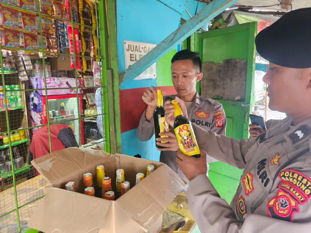 Razia Warung Pinggir Jalan, Polisi Sita Miras Tanpa Izin