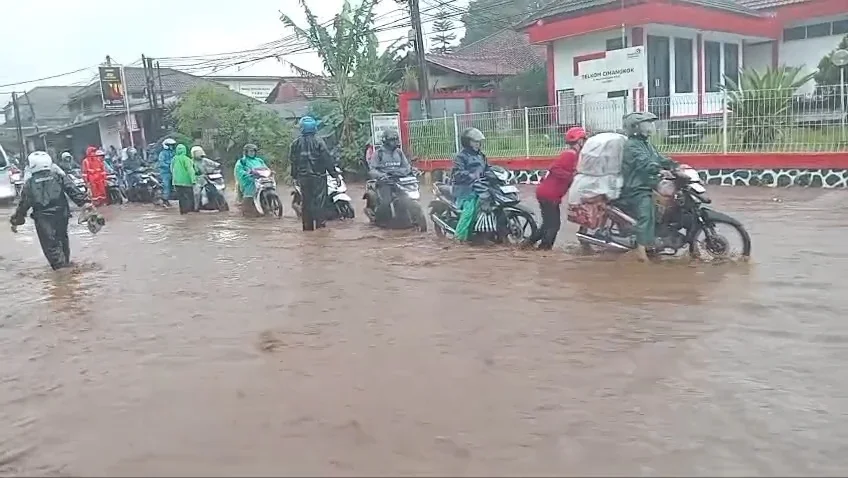 Jalan Sukabumiâ€“Cianjur di Sukalarang Jadi Titik Langganan Banjir
