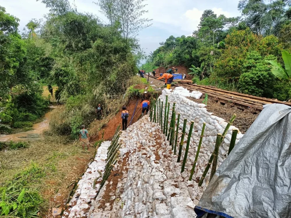 Penanganan Gogosan Terus Dilakukan, Perjalanan KA Siliwangi Cipatat-Sukabumi Segera Normal
