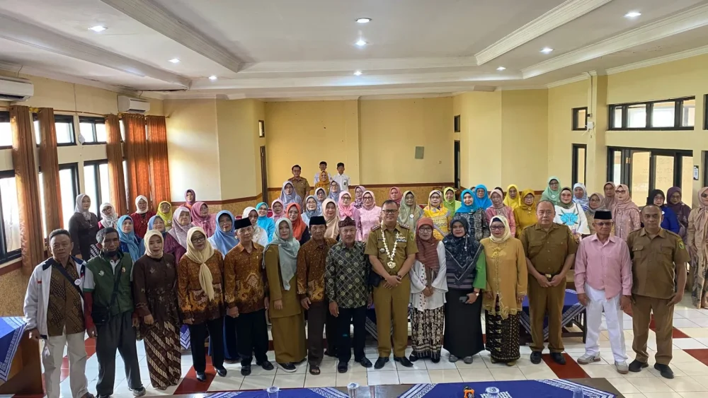 60 Lansia Ikuti Sekolah di Kutawaringin, Camat Terharu Lihat Semangat Peserta