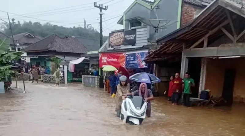 Nekat Terjang Banjir? Ini Tips Aman Berkendara Motor Agar Tak Berujung Petaka!