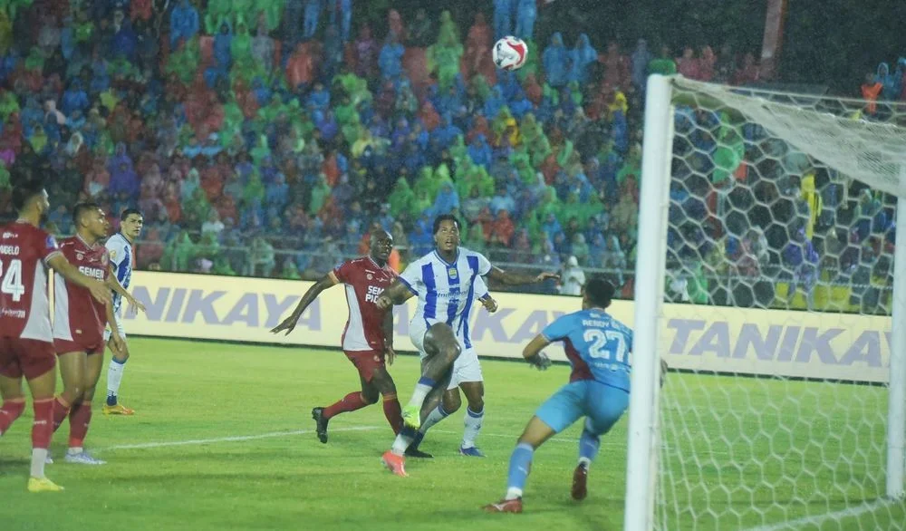 Persib Menang 2-0 atas Semen Padang, Kokoh di Puncak Klasemen