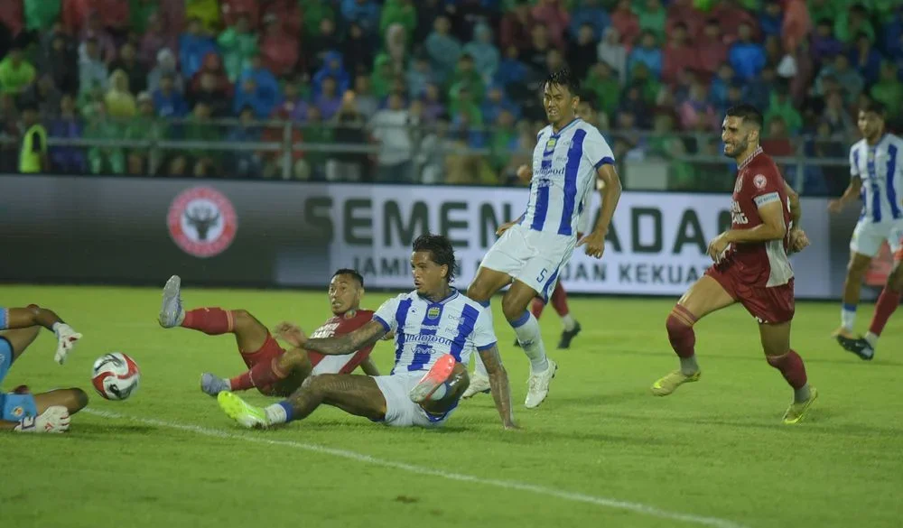 Persib Unggul 1-0 atas Semen Padang di Babak Pertama