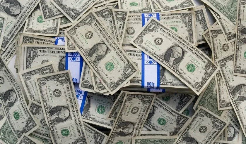 Dolar AS Menguat Didukung Kenaikan Harga Minyak dan Risiko Global