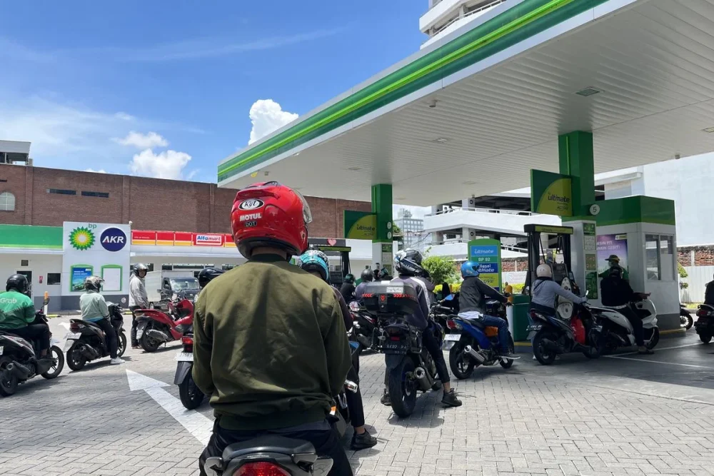 Daftar Harga BBM Terbaru 8 Mei 2026: BP AKR Turunkan Solar