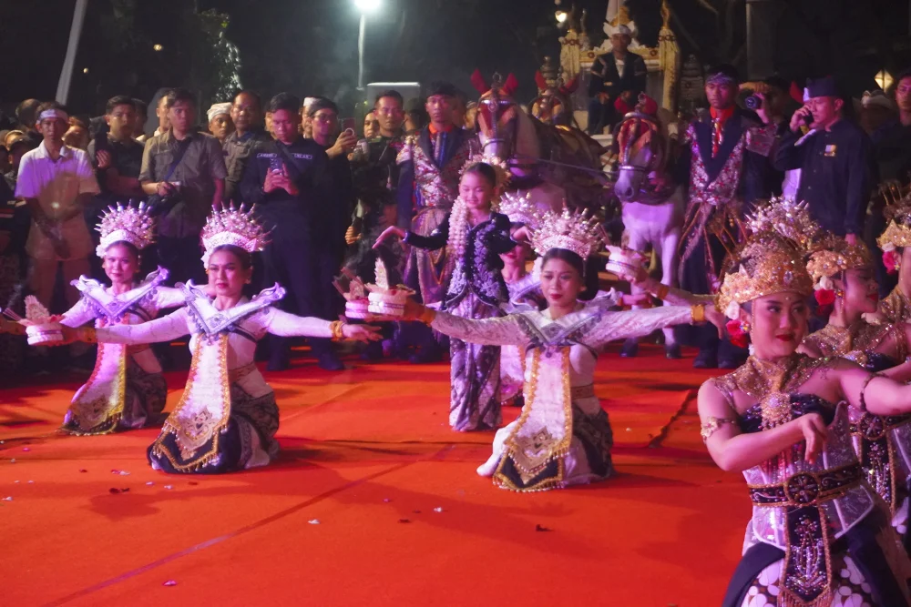 Kirab Budaya Jawa Barat Tampilkan Kekayaan Seni Sunda, Ribuan Warga Antusias Saksikan Pertunjukan Tradisional