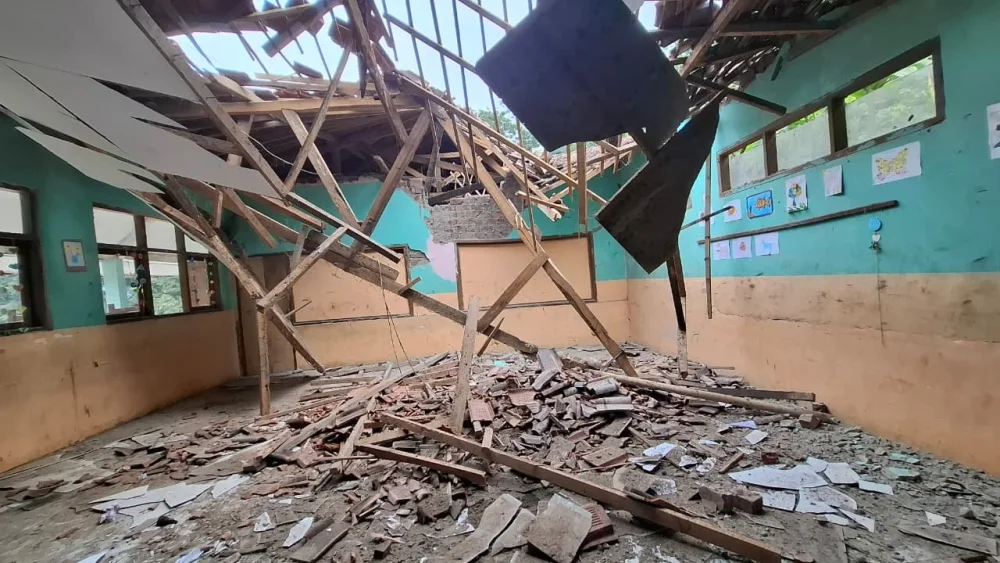 Dua Ruang Kelas SDN Ciganas Sukabumi Ambruk