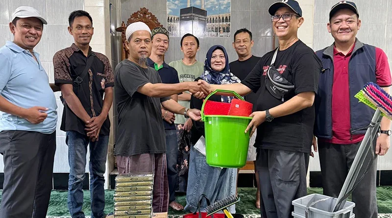 Dosen Tel-U Turun Tangan, Masjid Jami Sobarul Ma'mur Dibersihkan!