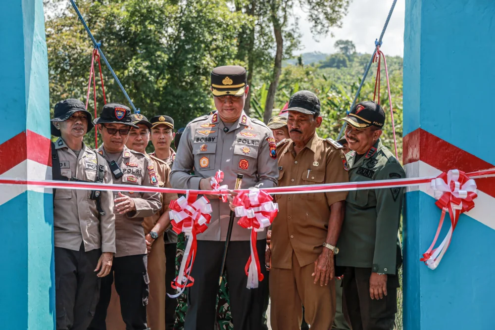 Kapolres Jember Resmikan Jembatan Merah Putih, Akses Tempurejo-Silo Kini Lebih Aman