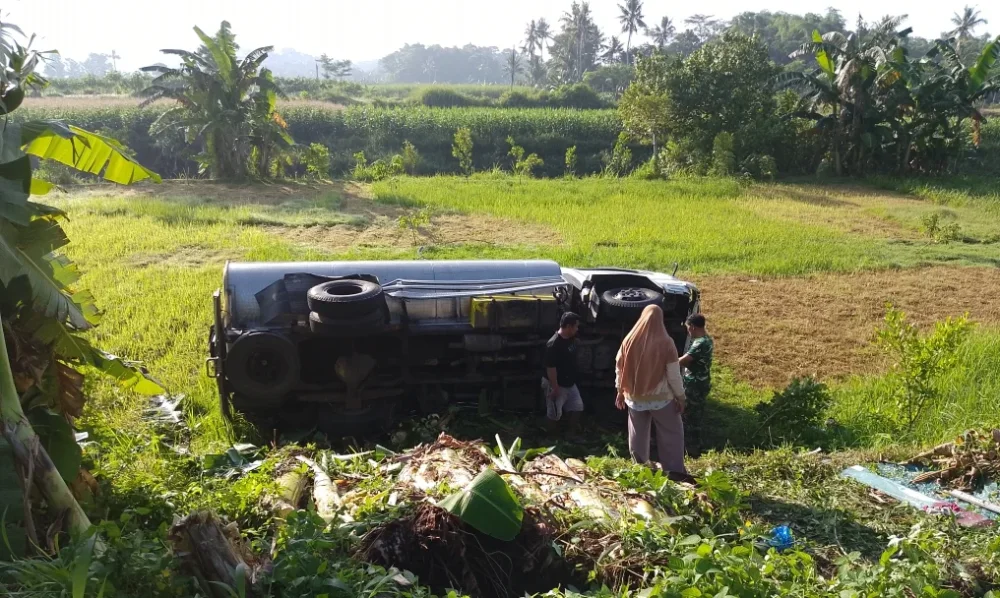 Diduga Sopir Mengantuk, Pikap Tabrak Truk Air di Jalur Kencong–Tanggul