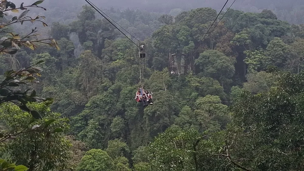 Serunya Naik Keranjang Langit Lembah Purba Sukabumi pada Momen Libur Panjang