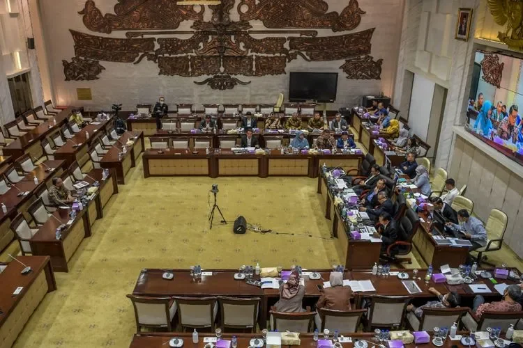 Rupiah Anjlok, DPR Soroti Langkah BI dan Dampak ke Kelas Menengah