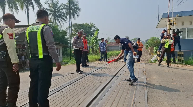 Polres Sukabumi Olah TKP Kecelakaan Truk Boks Tersambar KA Pangrango