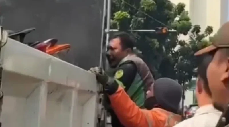 Ojol Menangis Saat Motornya Ditertibkan Dishub