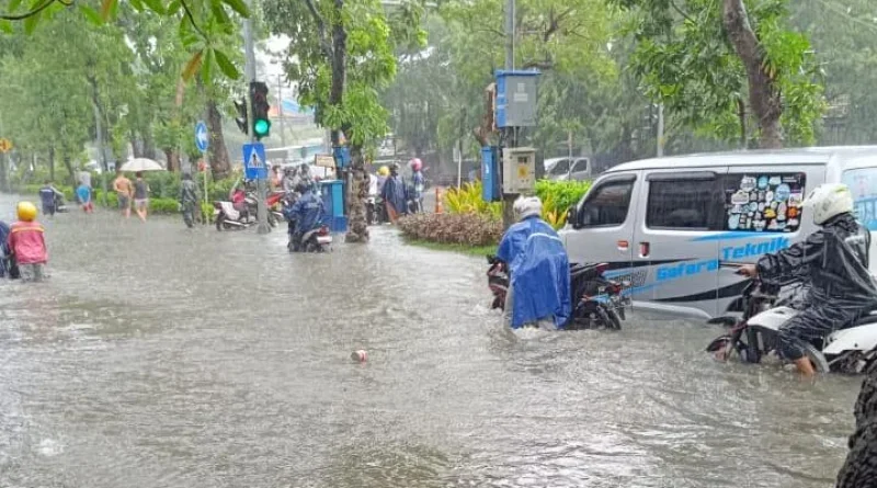Hujan Deras dan Air Laut Pasang Picu Banjir Surabaya