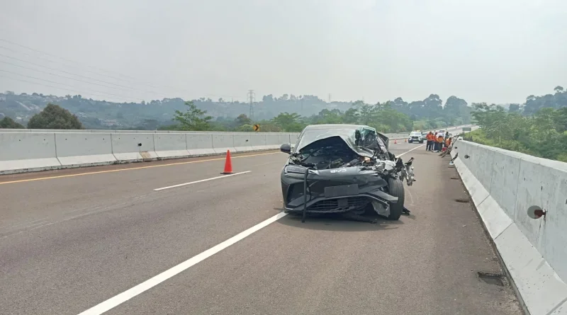 Mobil Listrik Tabrak Truk Boks di Tol Bocimi, Empat Orang Terluka