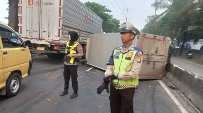 Truk Boks Terguling di Jalan Daan Mogot Jakarta Barat, Lalin Sempat Tersendat