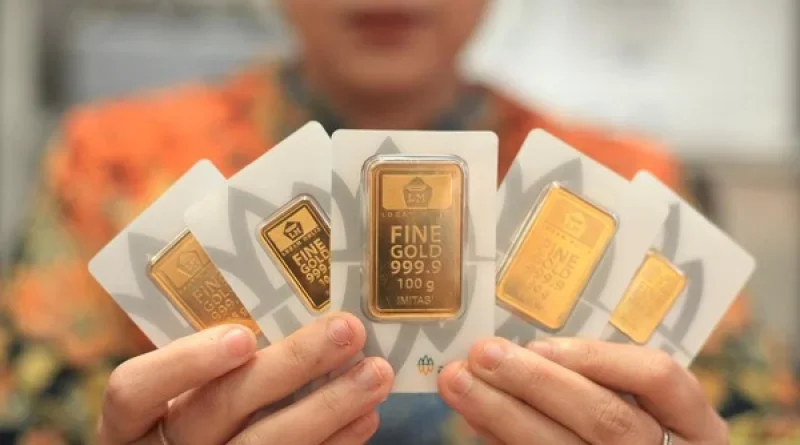 Harga Emas Antam Hari Ini Turun Rp27.000 per Gram