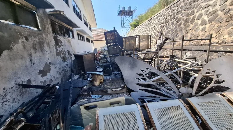 Api Melalap Tumpukan Alat Kesehatan Bekas RSUD Sekarwangi Sukabumi