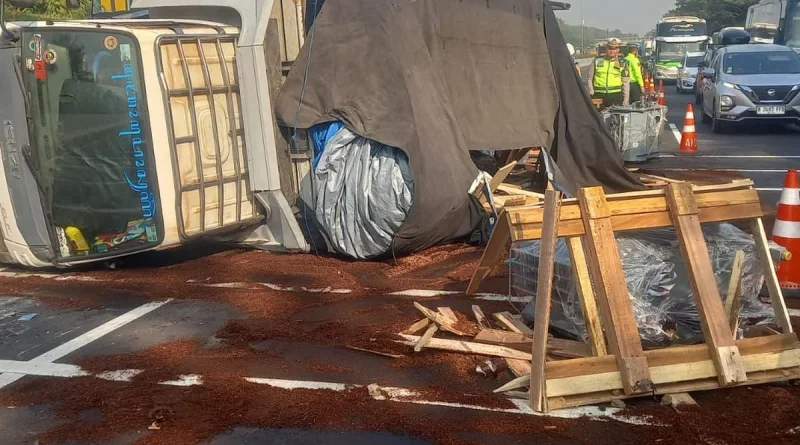 Truk Pengangkut Trafo Terguling di Tol Cipali, Lajur Tertutup