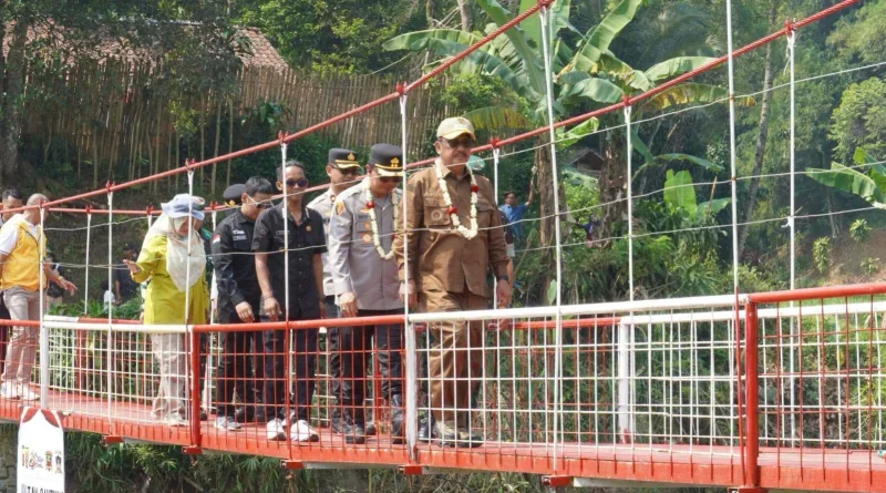 Melihat Antusias Warga Kebonpedes Sukabumi Manfaatkan Jembatan Gantung Prima Jantake
