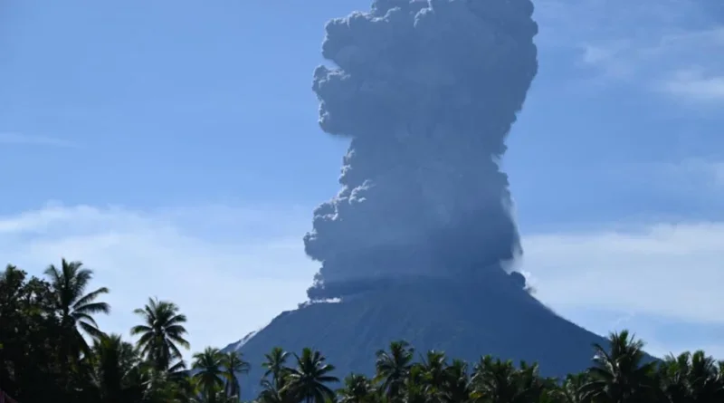 Gunung Ibu Erupsi Jelang Gempa Magnitudo 7,7 Flores