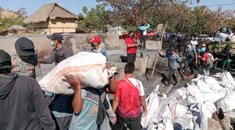 Ribuan ASN Dikerahkan Bersihkan Sisa Kebakaran Rumah Adat Sade