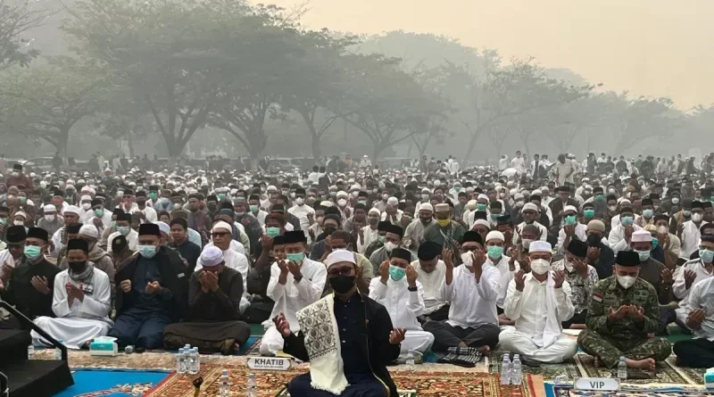 Ribuan Warga Pontianak Shalat Istisqa di Tengah Kabut Asap