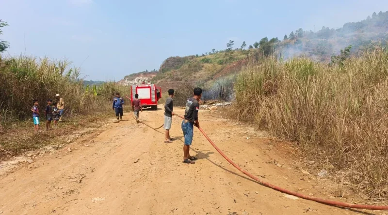 Lahan Kosong Ditumbuhi Ilalang di Sukabumi Terbakar