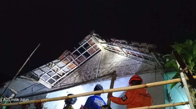 Angin Kencang Terjang Parakansalak Sukabumi, 9 Rumah Rusak
