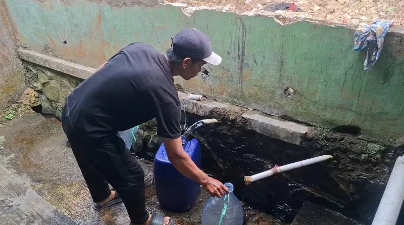 Sumur Kering, Warga Cisaat Sukabumi Tempuh 2 Kilometer Cari Air Bersih